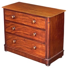 Antique English Chest of Drawers or Dresser Cabinet of Mahogany from the Edwardian Era