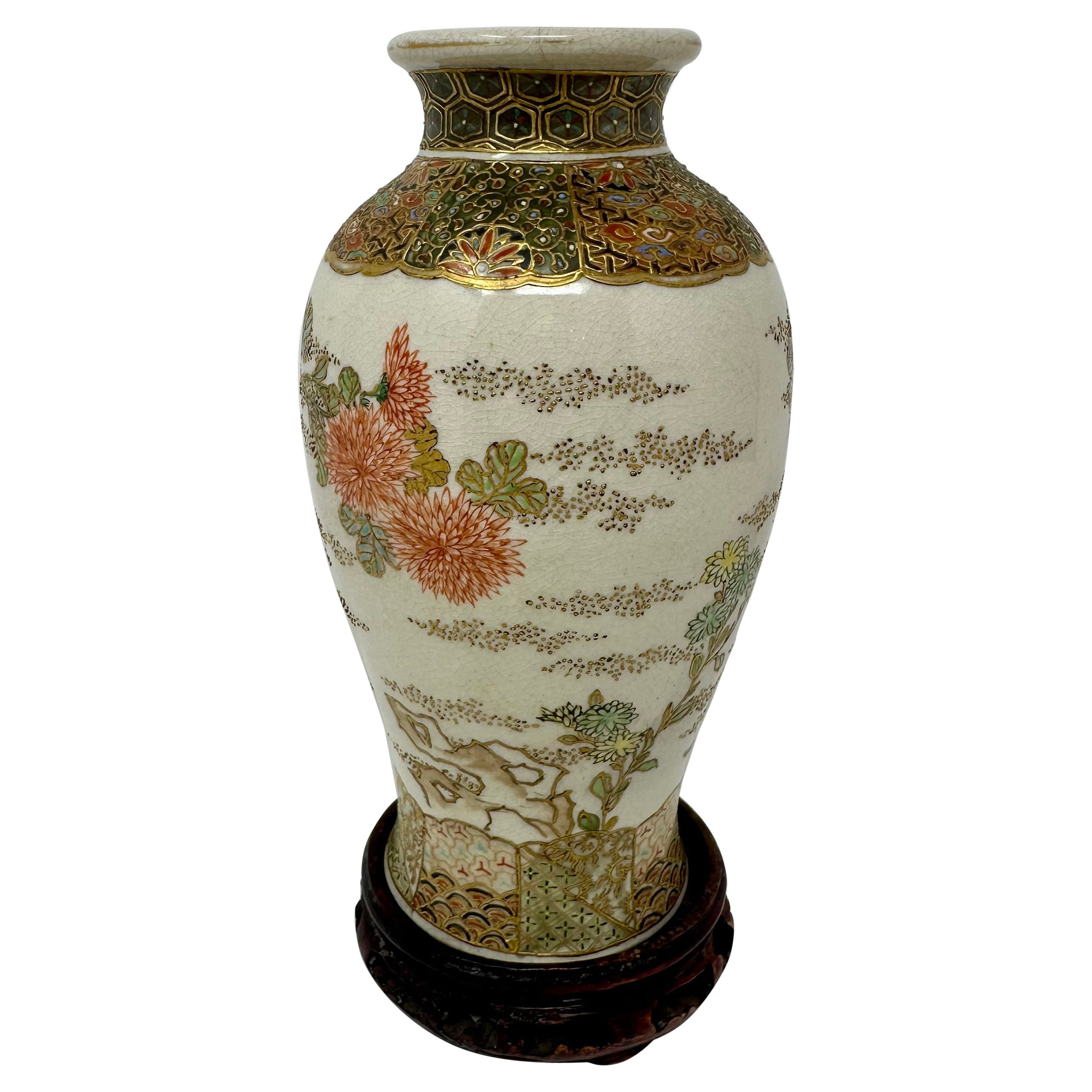Antico vaso giapponese in porcellana Satsuma su supporto, anni 1910-1920 circa.