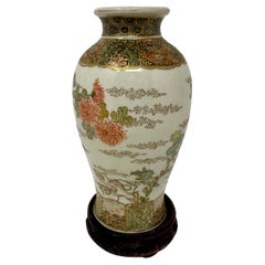 Antico vaso giapponese in porcellana Satsuma su supporto, anni 1910-1920 circa.