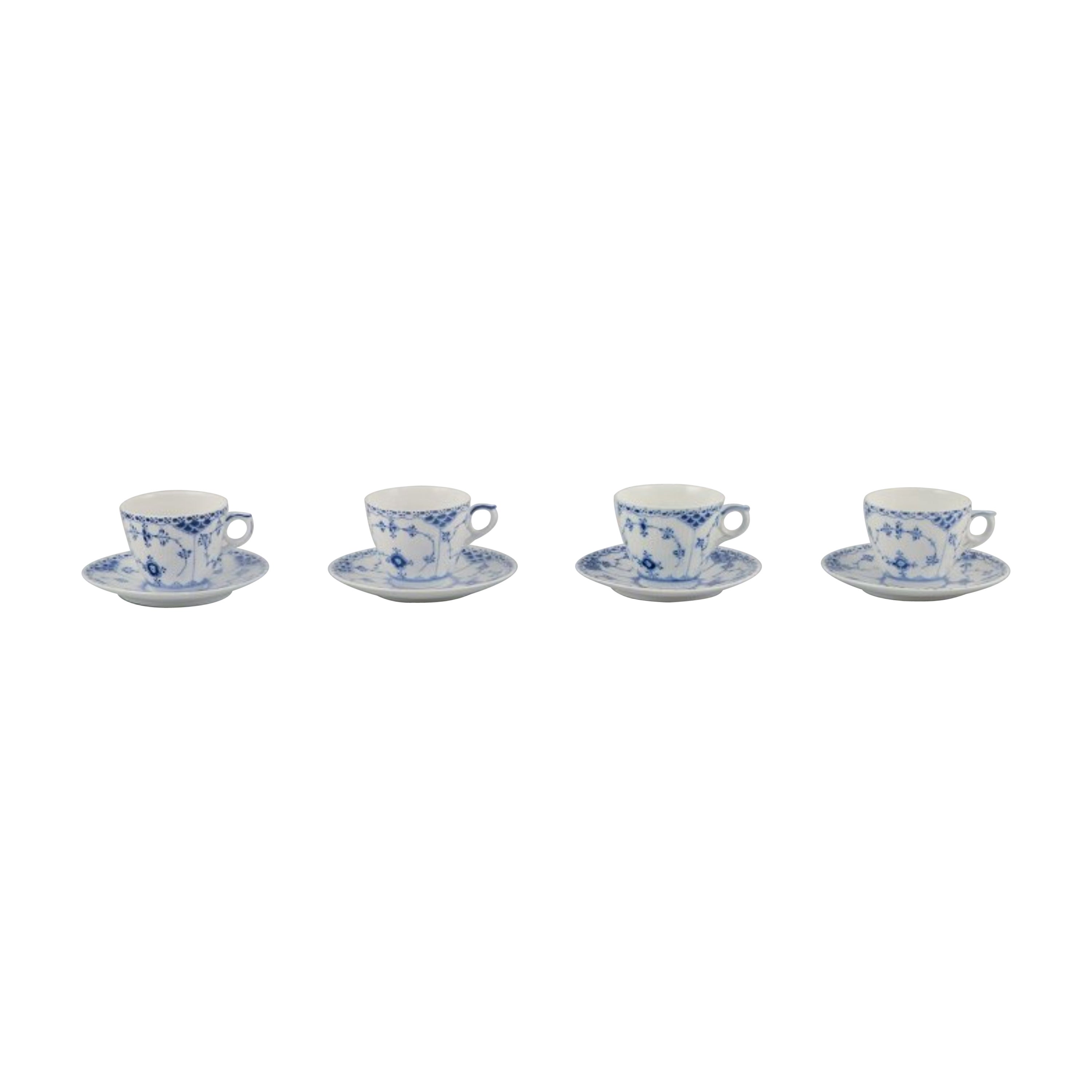 Media puntilla acanalada azul Royal Copenhagen. Juego de cuatro tazas de café con platito.