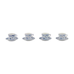 Demi-dentelle cannelée bleue de Royal Copenhagen. Ensemble de quatre tasses à café avec soucoupes