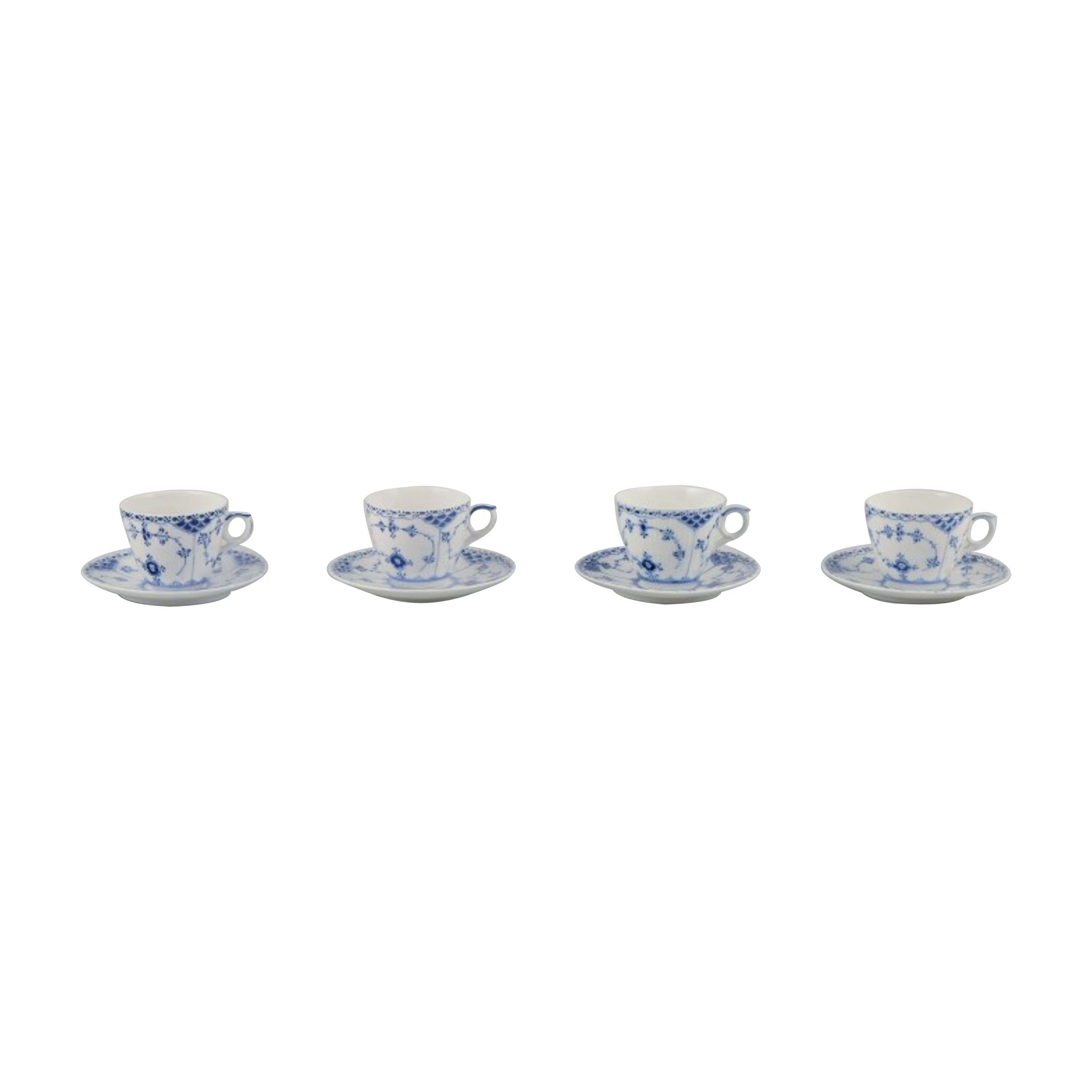 Media puntilla acanalada azul Royal Copenhagen. Cuatro tazas de café con platillos.