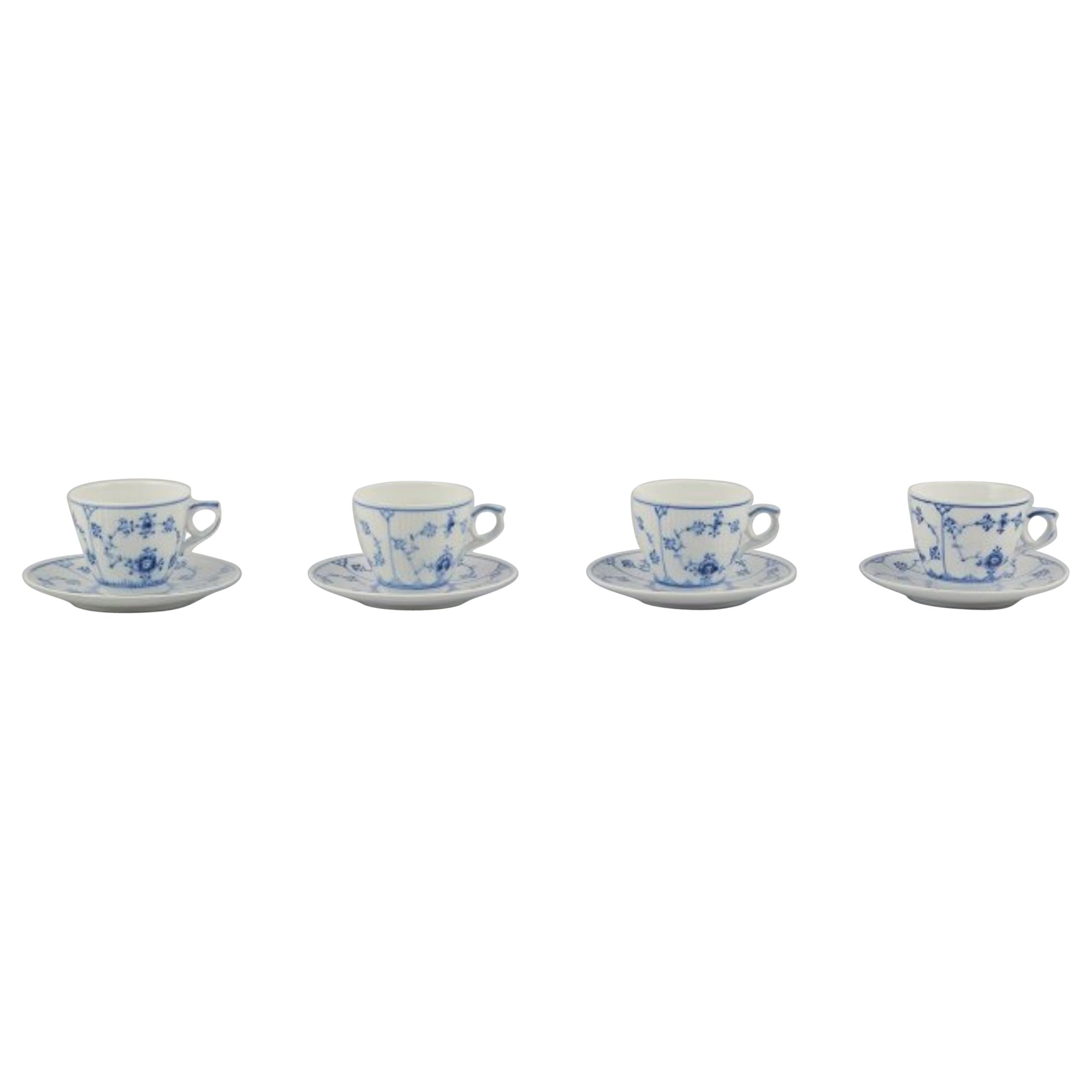 Royal Copenhagen Azul Liso Acanalado. Juego de cuatro tazas de café con platito. en venta