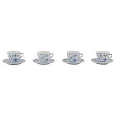 Royal Copenhagen Azul Liso Acanalado. Juego de cuatro tazas de café con platito.