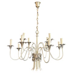 Lustre de style néoclassique en métal argenté. Œuvre française de la Maison Charles