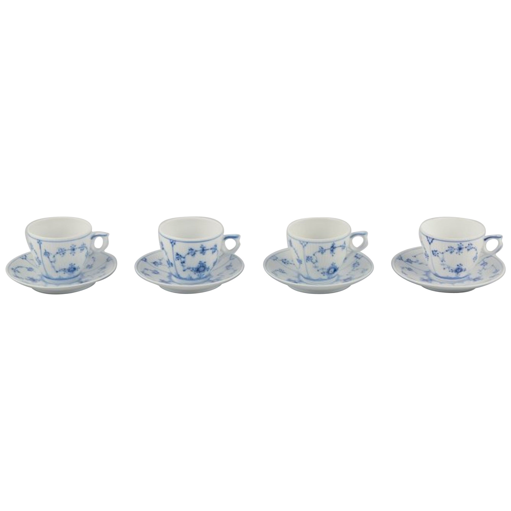 Royal Copenhagen Azul Liso Acanalado. Cuatro tazas de café con platillos de porcelana.