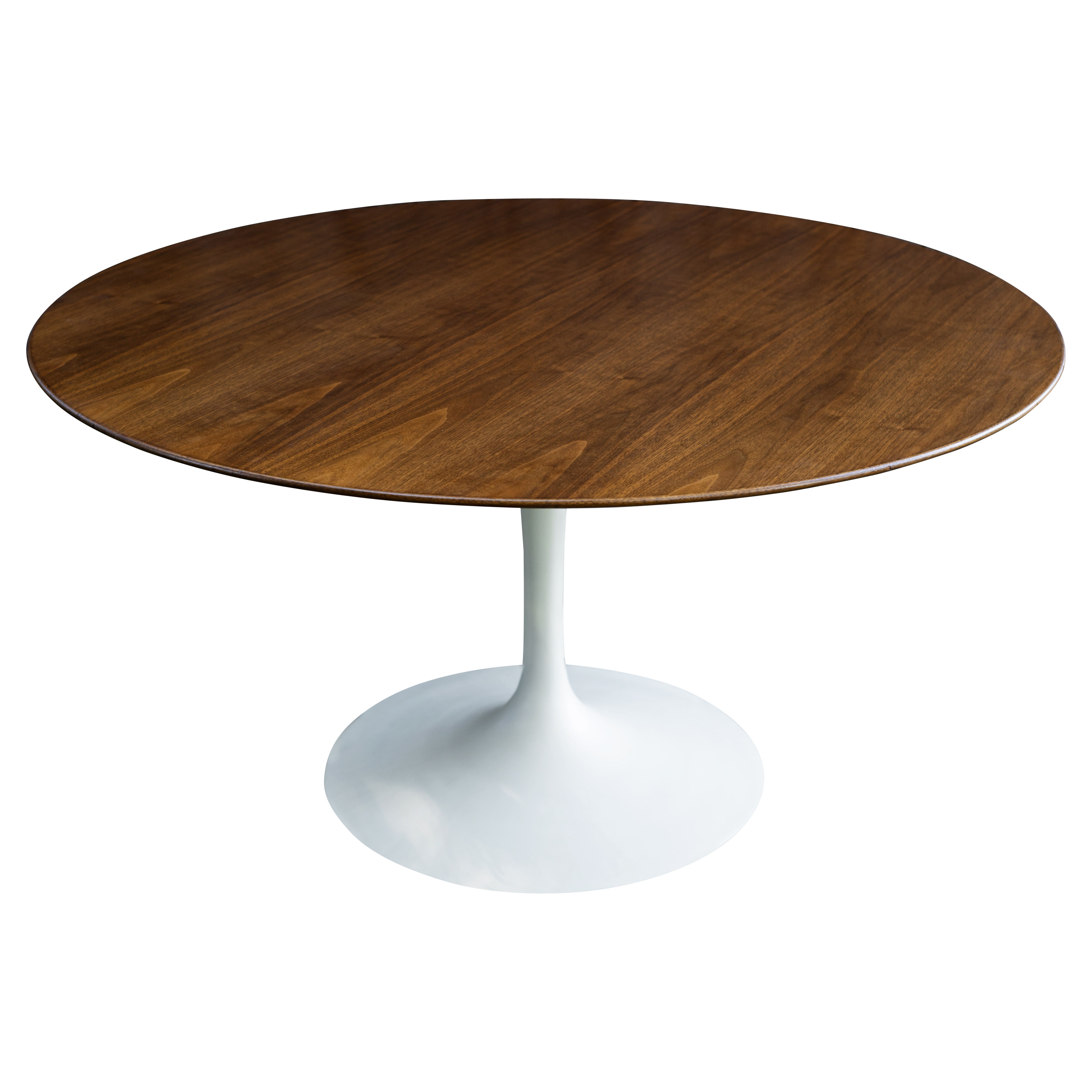 Restaurierter früher Eero Saarinen Knoll Tulpen-Esstisch mit Nussbaumplatte aus Eisen, 54" rund