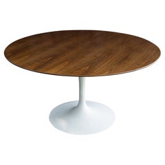 Table de salle à manger Eero Saarinen Knoll Tulip restaurée, plateau en noyer, fer, 54" rond