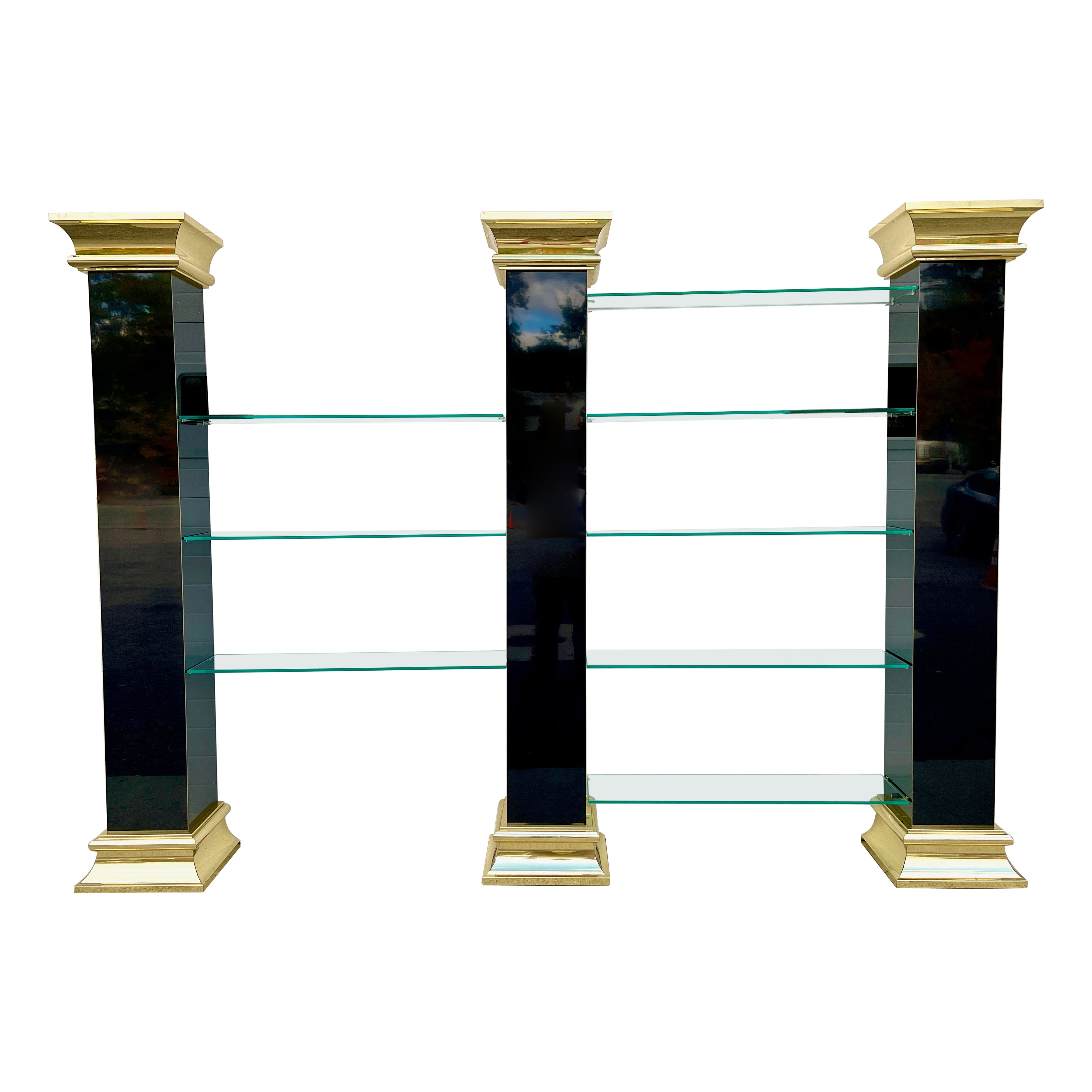 O. B. Solie für Ello Dreisäulen-Regalschrank aus Glas und Spiegeln im Angebot