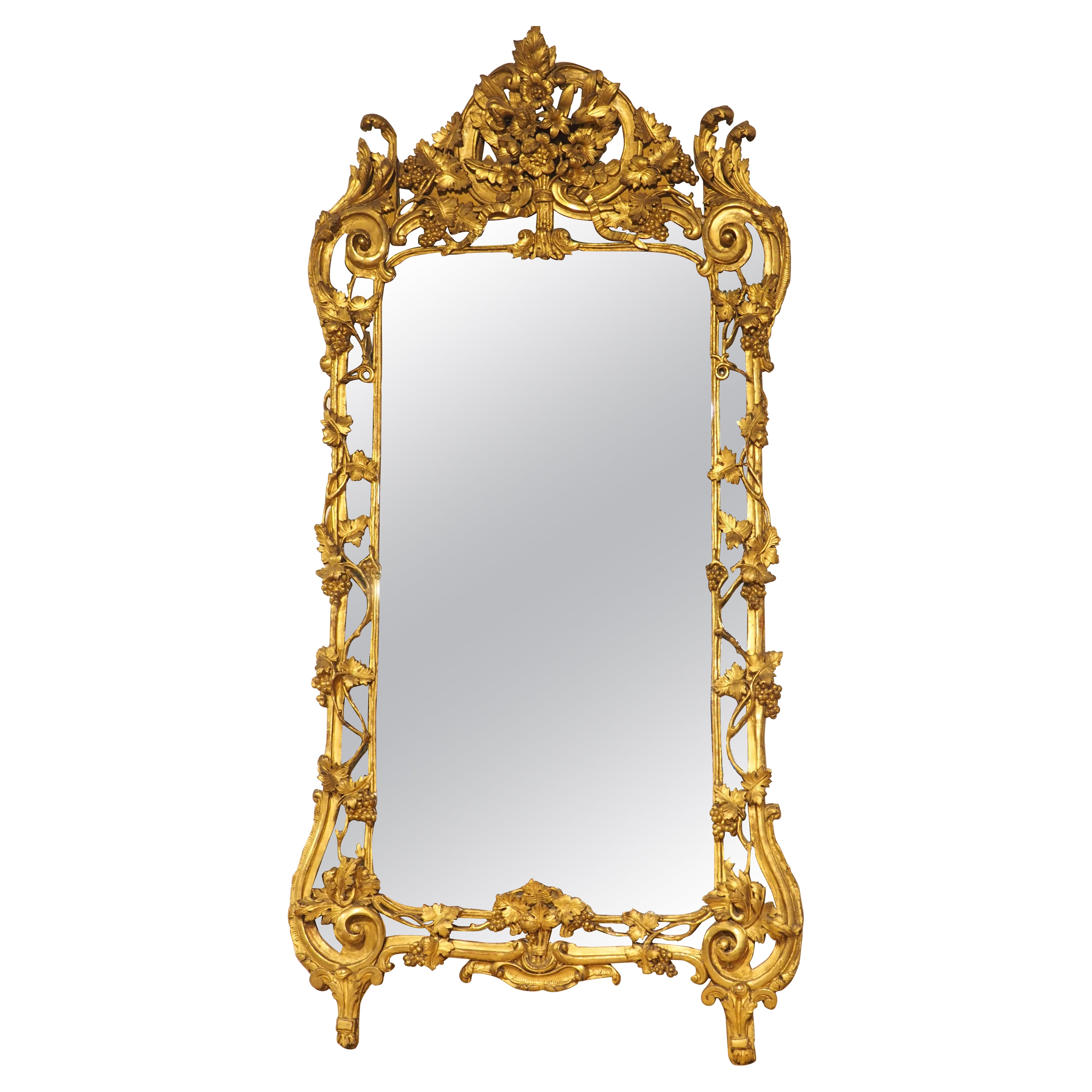 Antiker Provençale-Giltwood-Spiegel mit durchbrochenen Weinreben-Motiven, CIRCA 1750 im Angebot
