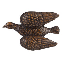 Antiguo pájaro decorativo tallado