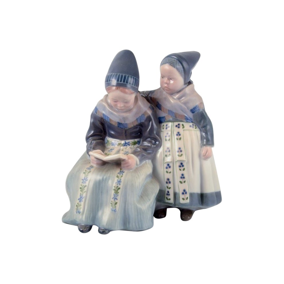 Figura de porcelana de Royal Copenhagen. Dos chicas "Amager" en traje regional.
