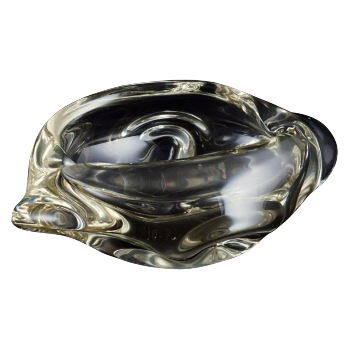 Murano, Italien. Kunstglasschale aus klarem Glas. Organische Form. Handgefertigt.