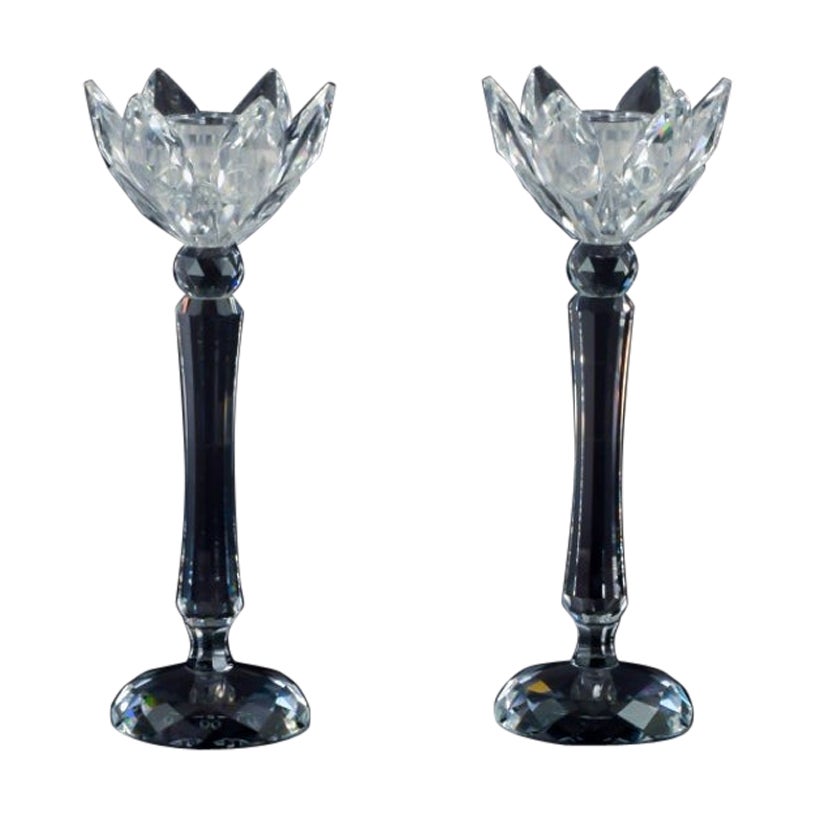 Swarovski, Autriche. Une paire de bougeoirs en cristal facetté.