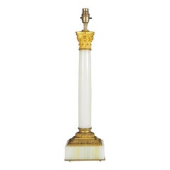 Lámpara de mesa corintia antigua de mármol blanco