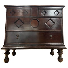 Antigua cómoda de un cajón para mantas William & Mary