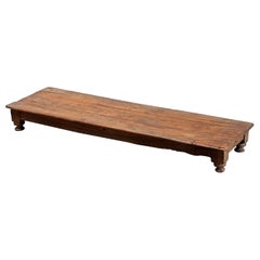 Antigua mesa baja de centro de madera rústica india, principios del siglo XX