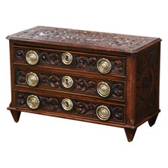 Commode miniature en chêne sculpté de style Louis XVI du milieu du XIXe siècle