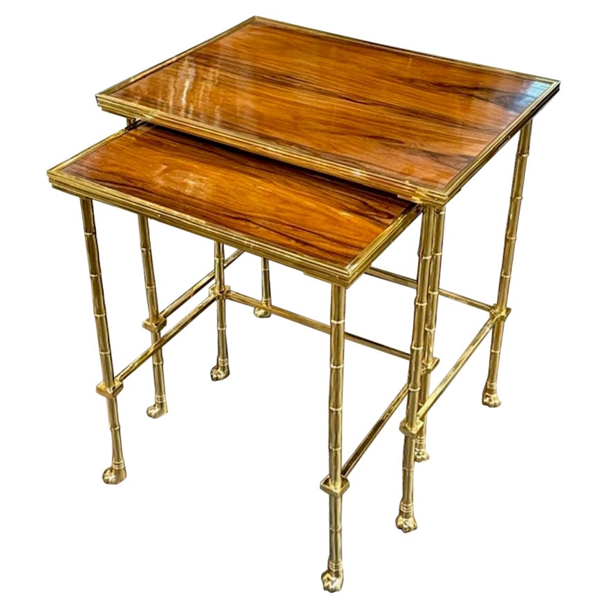 Paire de tables gigognes en noyer et laiton de style Jansen en vente