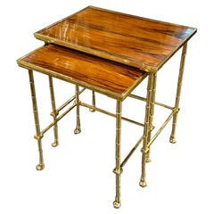 Paire de tables gigognes en noyer et laiton de style Jansen