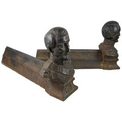 Paire de chiens de feu ou de chenets anciens en fonte française:: bustes de Napoléon III