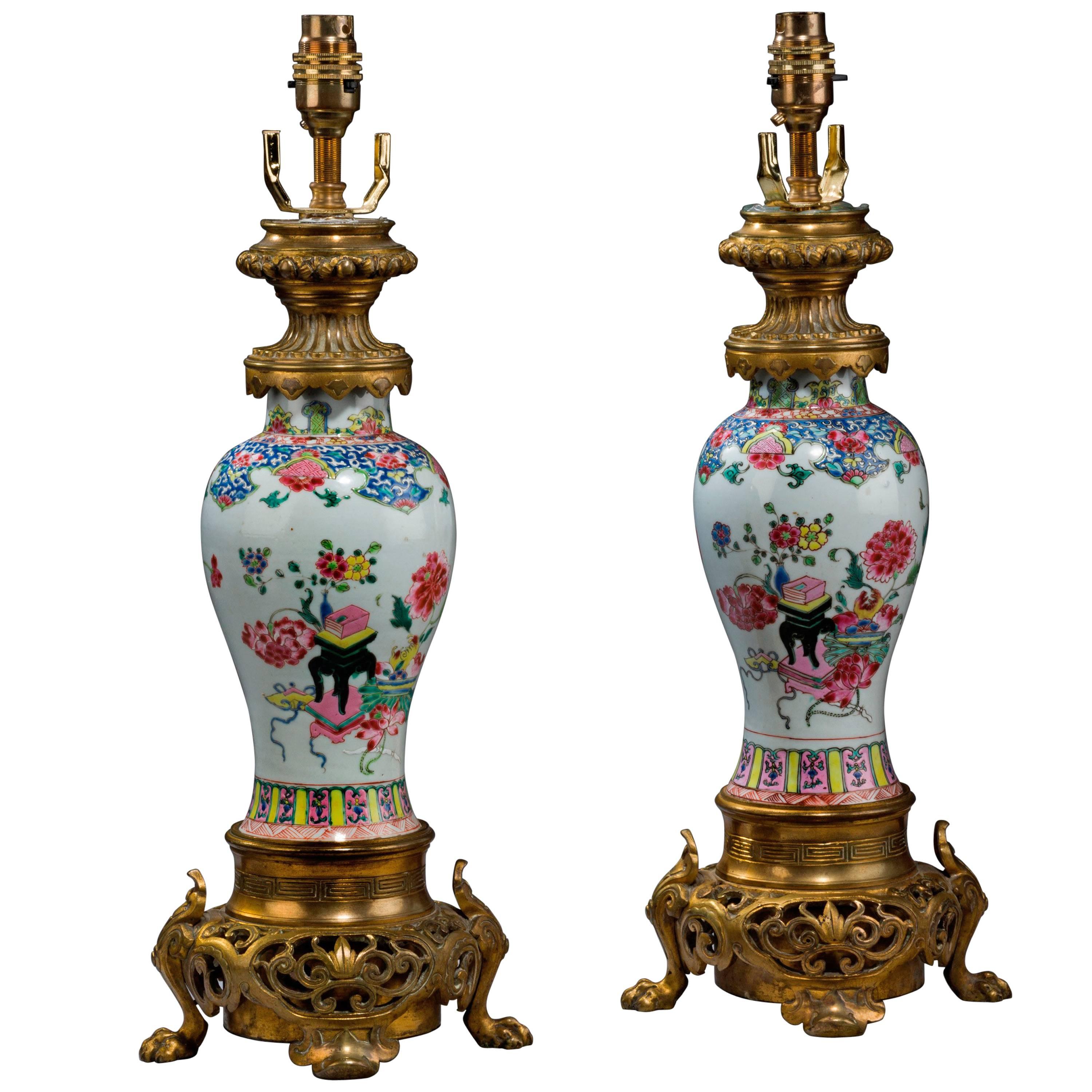 Ancien vase chinois en porcelaine et bronze, transformé en lampe. 19èm – Salle des Ventes La Découverte