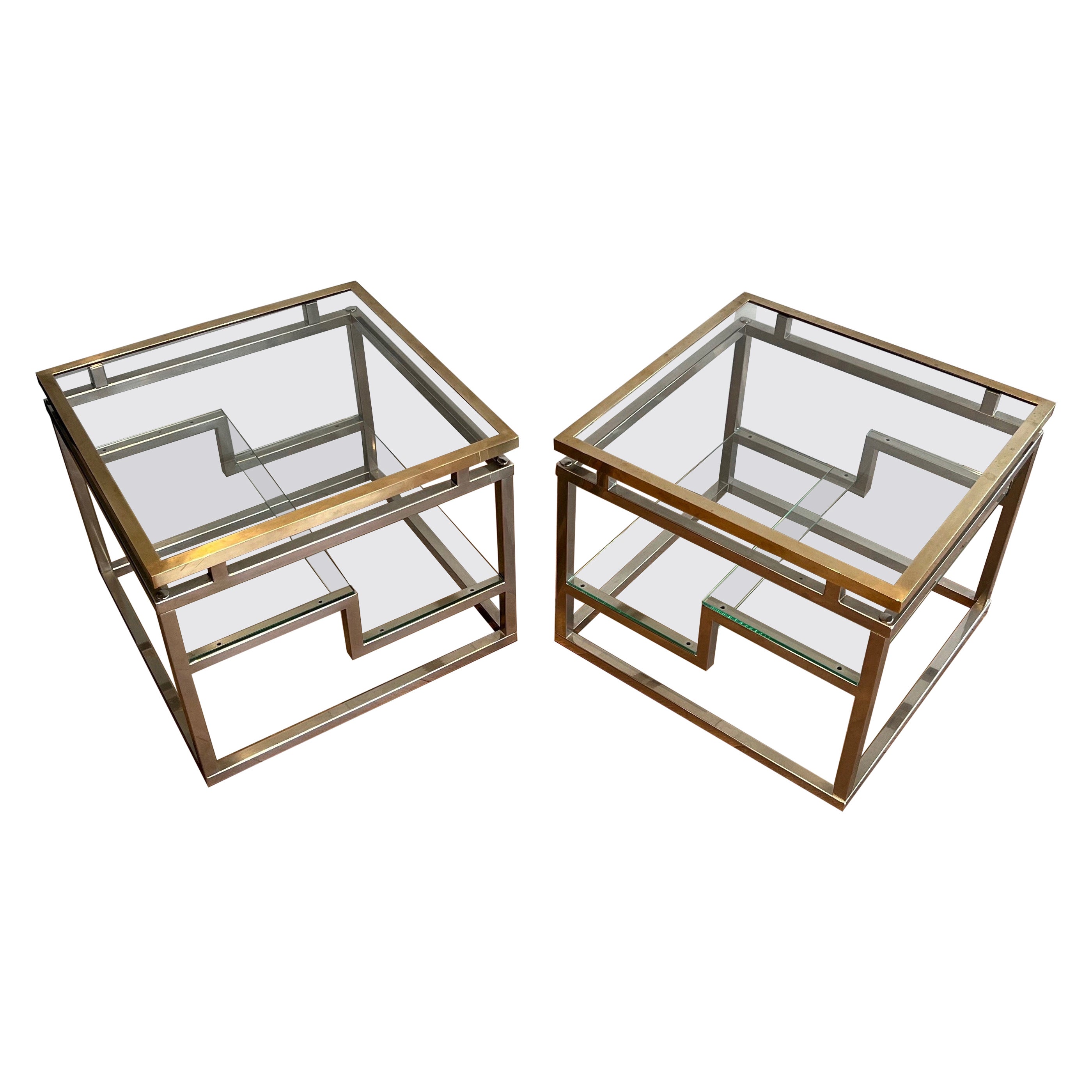 Paire de tables d'appoint design en chrome, laiton et verre Travail en français. Circa 1970