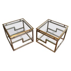 Paire de tables d'appoint design en chrome, laiton et verre Travail en français. Circa 1970