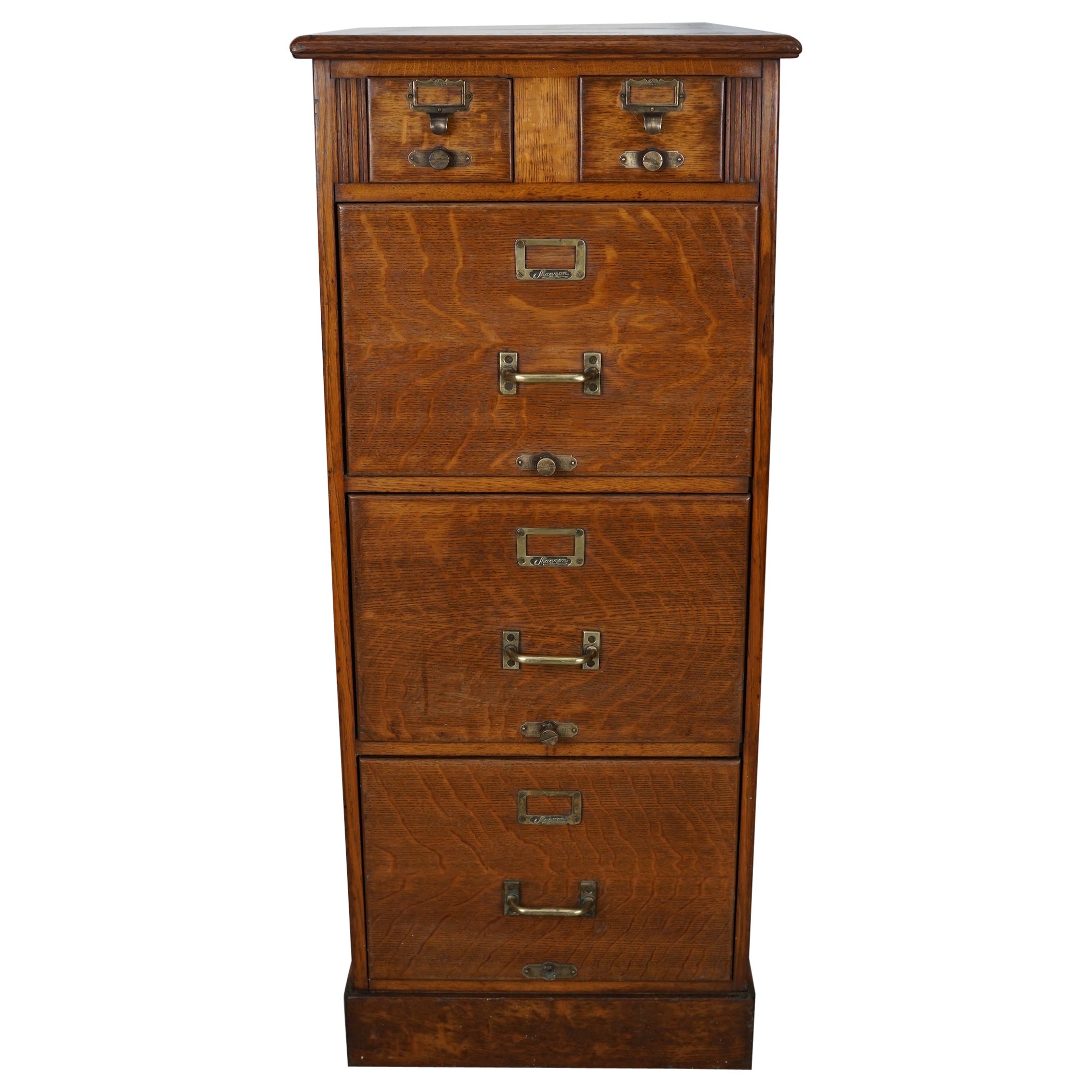 Armoire d'apothicaire française en chêne, années 1920/30