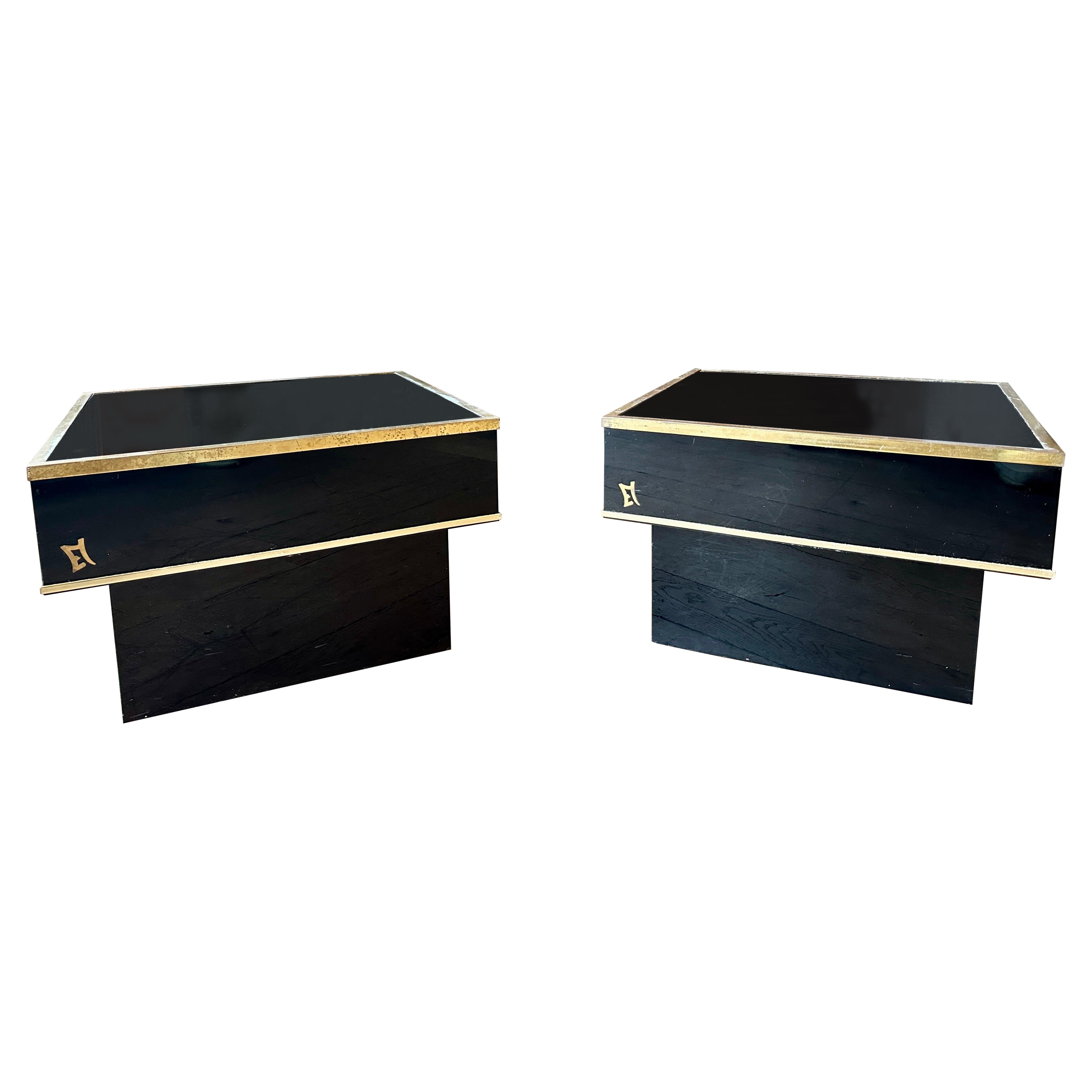 Paire de tables laquées noires et garnies de laiton en vente