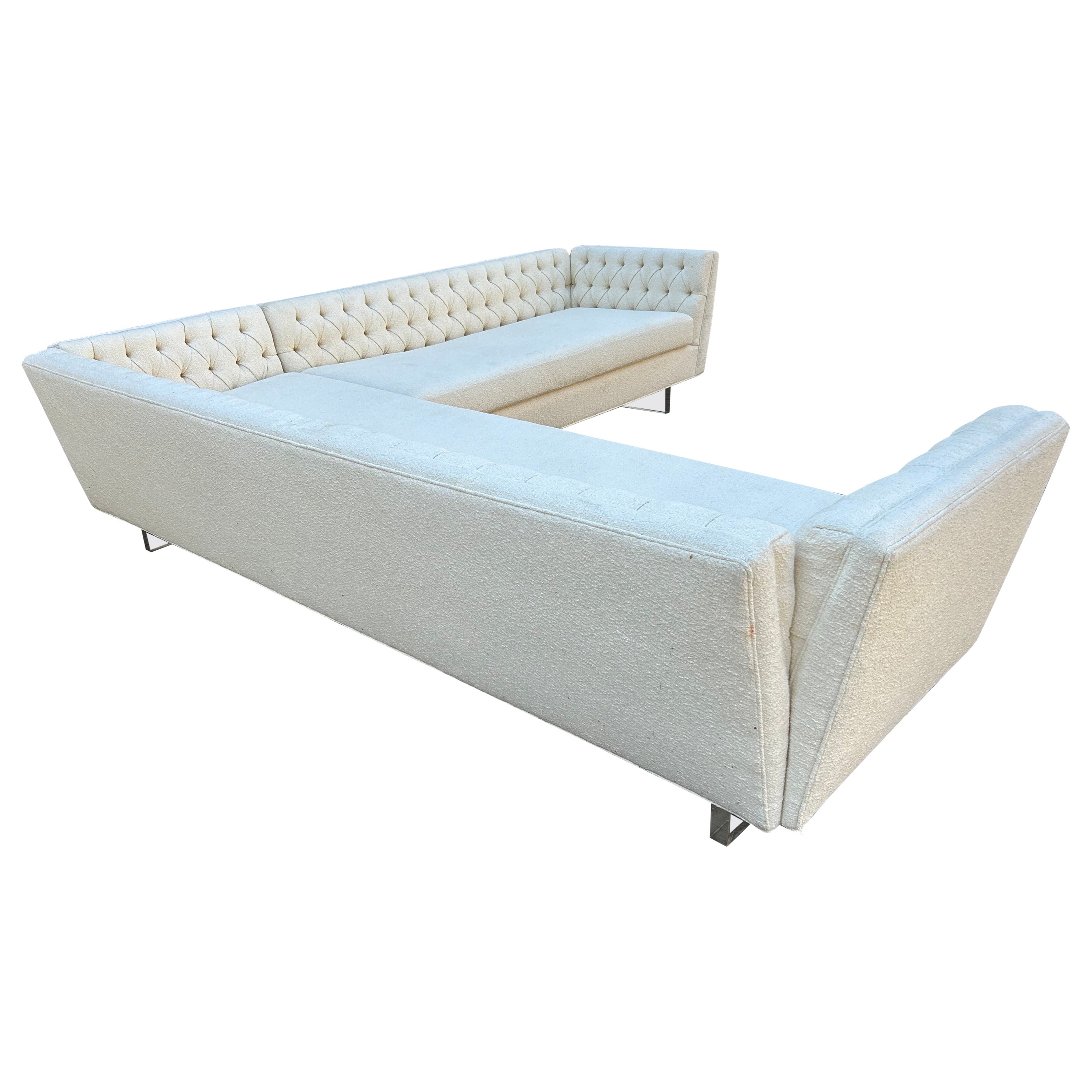Favoloso Divano Sezionale a Due Pezzi con Braccio Aperto in stile Dunbar con Gambe in Lucite in vendita