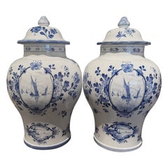 Paire de pots à gingembre de Delft peints en faïence bleue et blanche du 20ème siècle