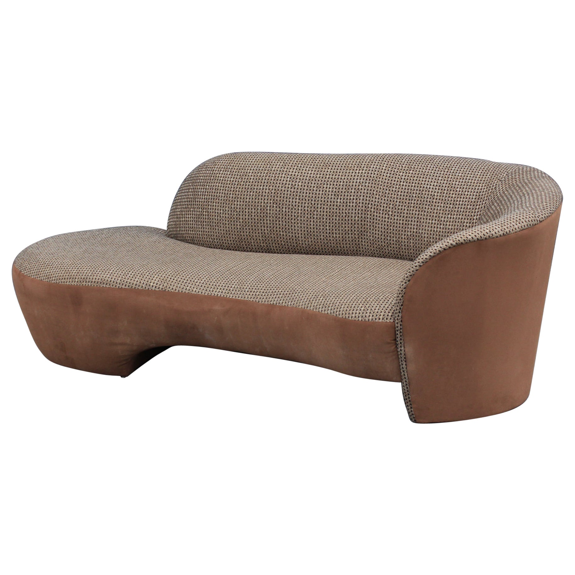 1980er Jahre Amorphes postmodernes geschwungenes asymmetrisches Sofa aus braunem Wildleder und Plaid im Angebot