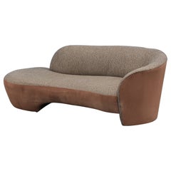 Canapé asymétrique incurvé postmoderne des années 1980 en daim et plaid brun