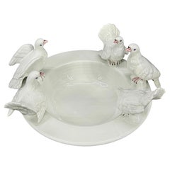 Bol de centre de table italien en céramique blanche avec cinq colombes