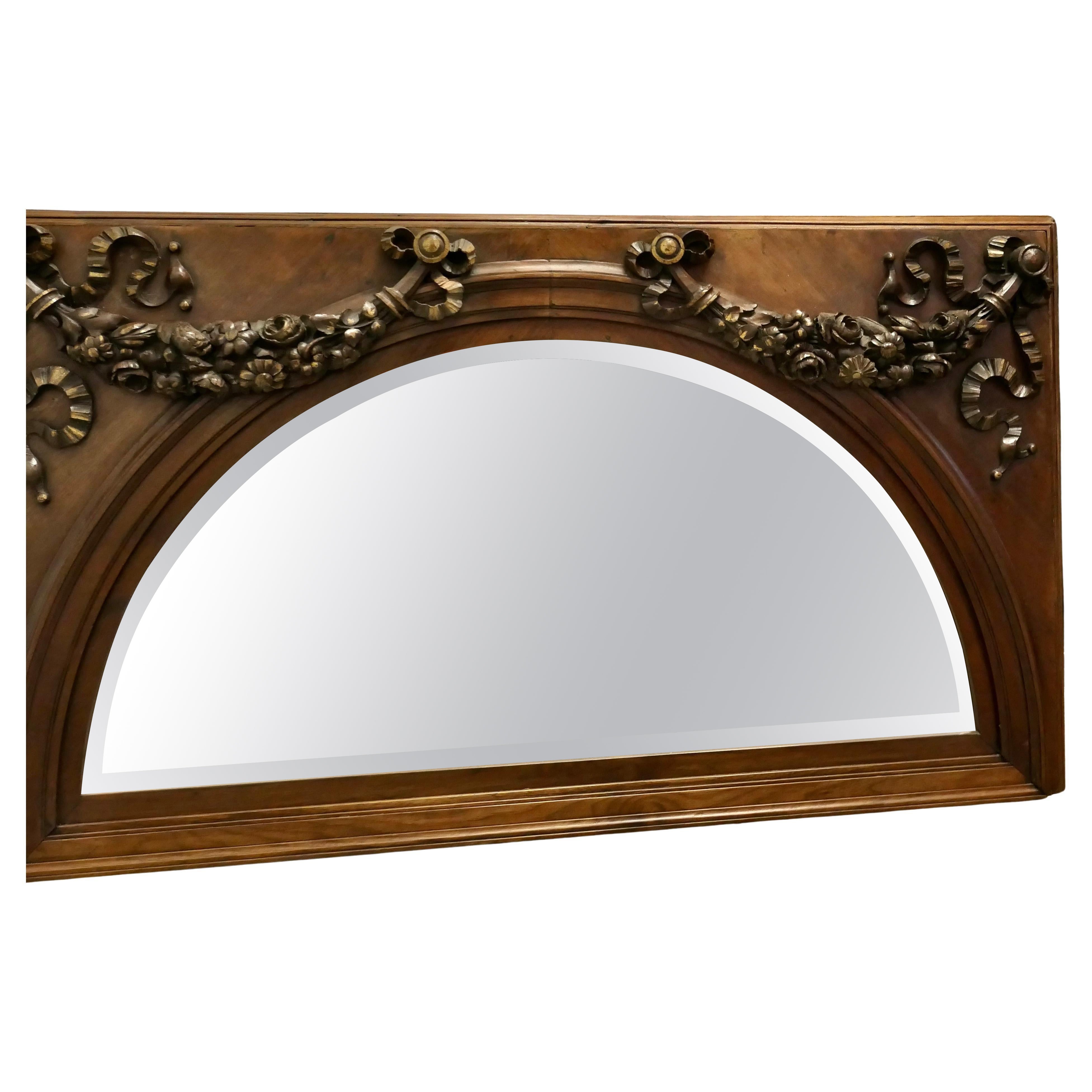 Grande specchio ad arco in legno di noce intagliato    Questo è un pezzo molto suggestivo
