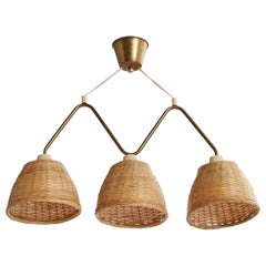 Lustre de designer suédois, en laiton et rotin, Suède, années 1950