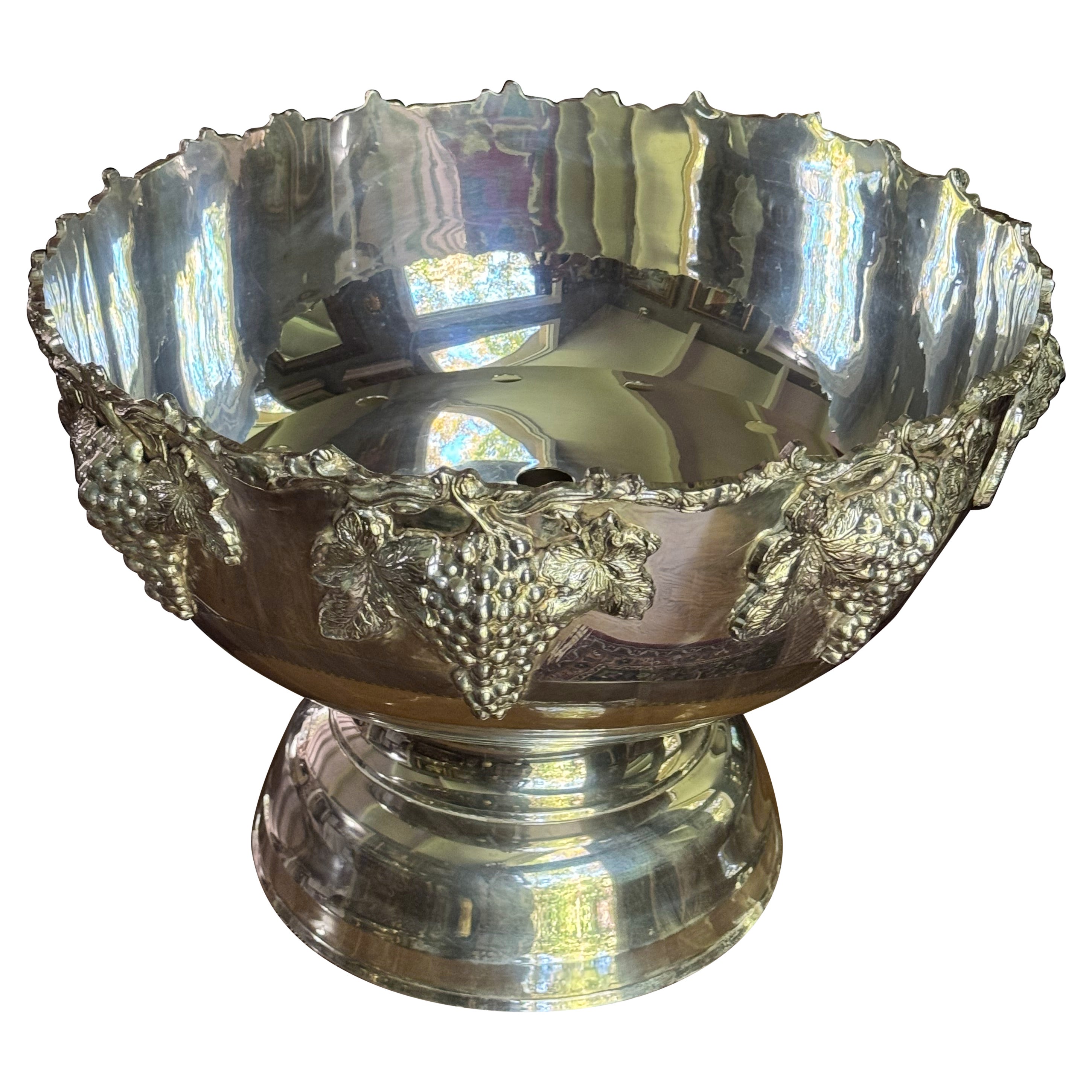 Cuenco enfriador de vino chapado en plata vintage con diseño de uvas en venta