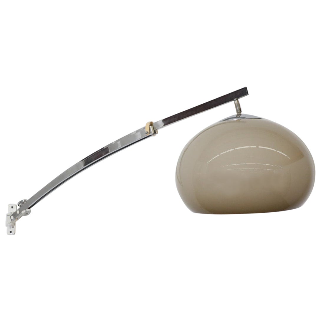 1970er Guzzini Verchromte Wandbogenlampe mit Plexiglasschirm und Dimmer