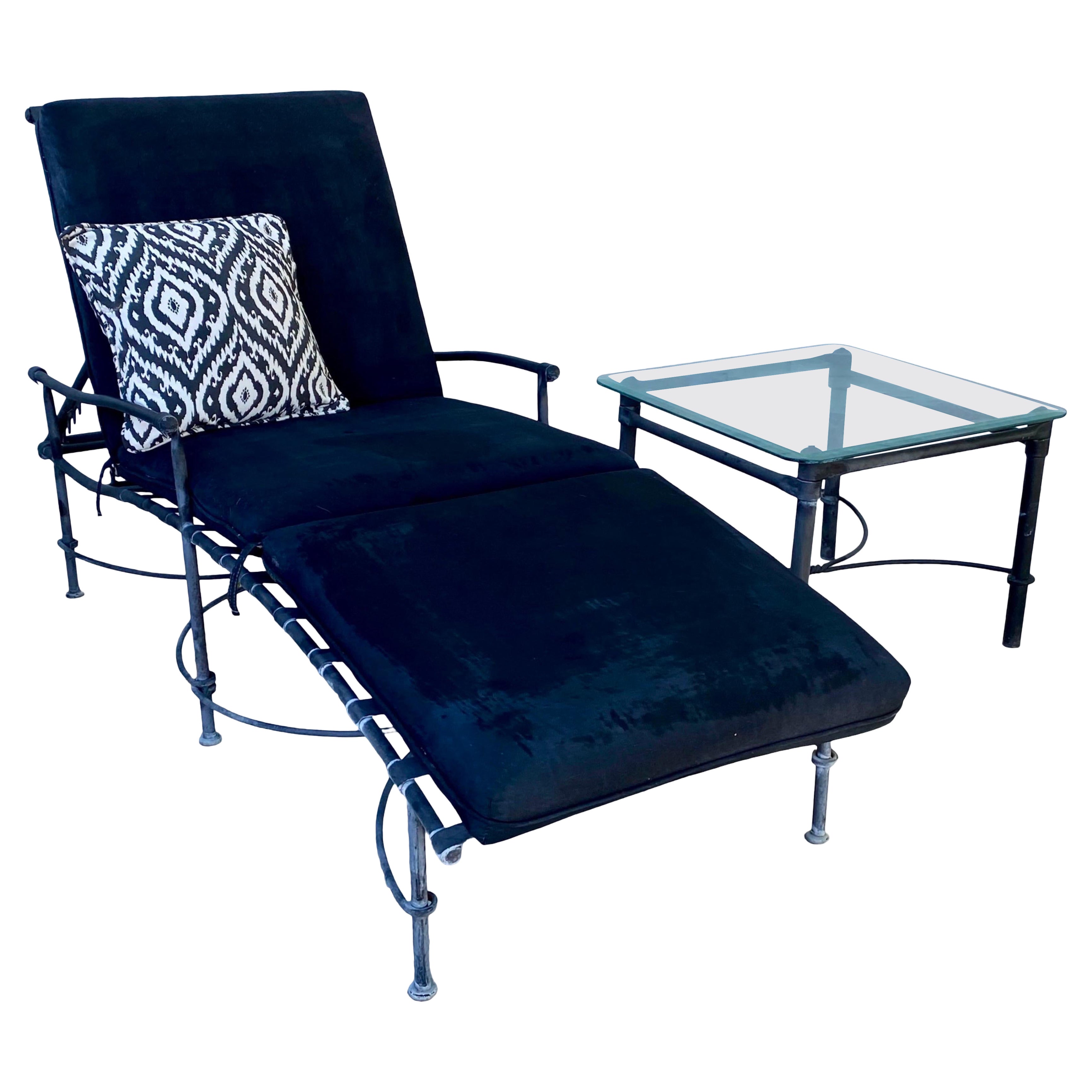 Conjunto de chaise longue ajustable y mesa auxiliar "Attributed" Brown Jordan Florentine