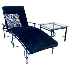 Conjunto de chaise longue ajustable y mesa auxiliar "Attributed" Brown Jordan Florentine