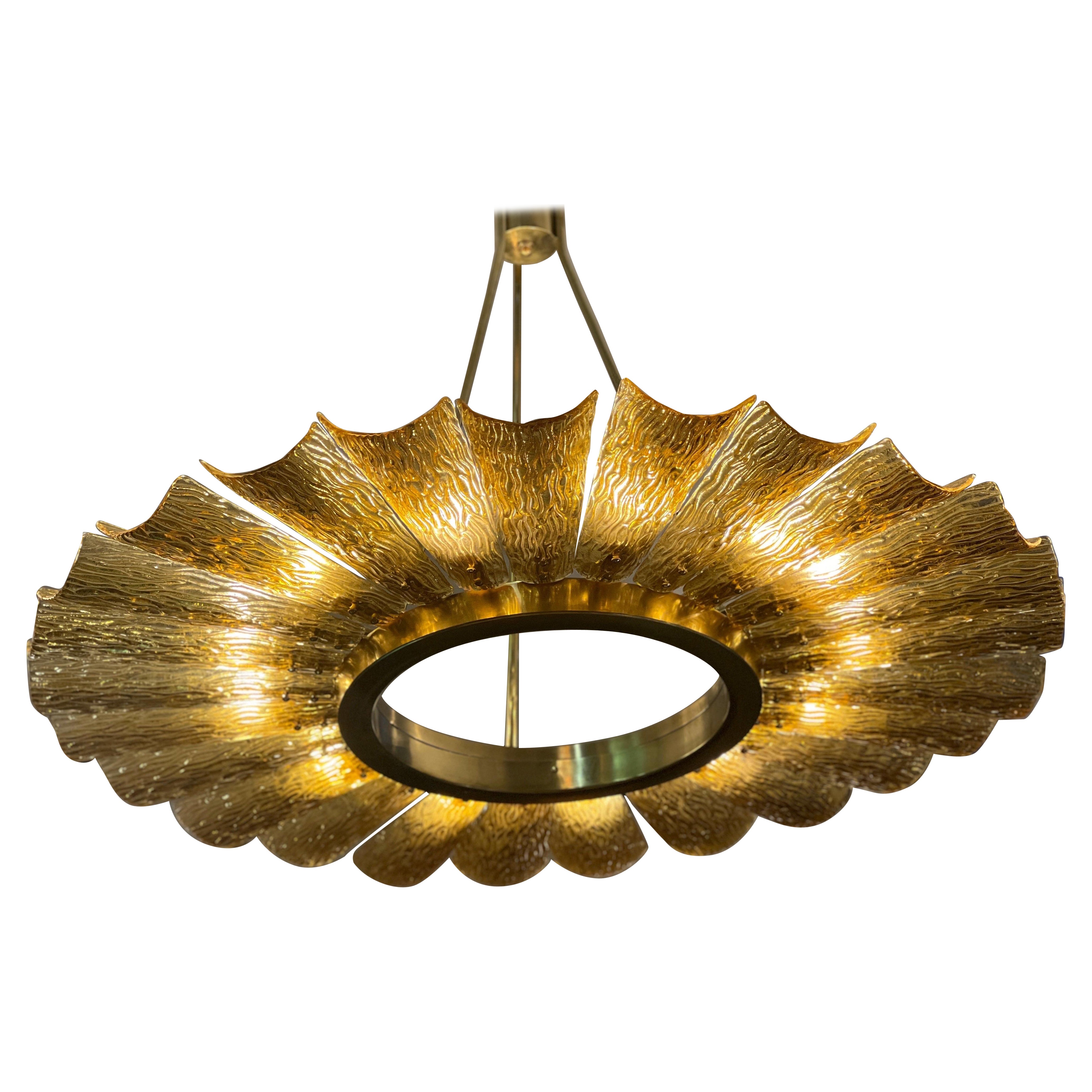 Grande lampadario rotondo in vetro di Murano e ottone color ambra, 1950