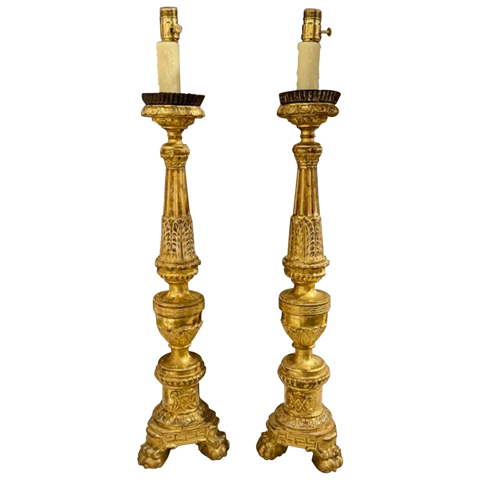 Paire de bâtons d'autel sculptés du 19e siècle montés en lampes