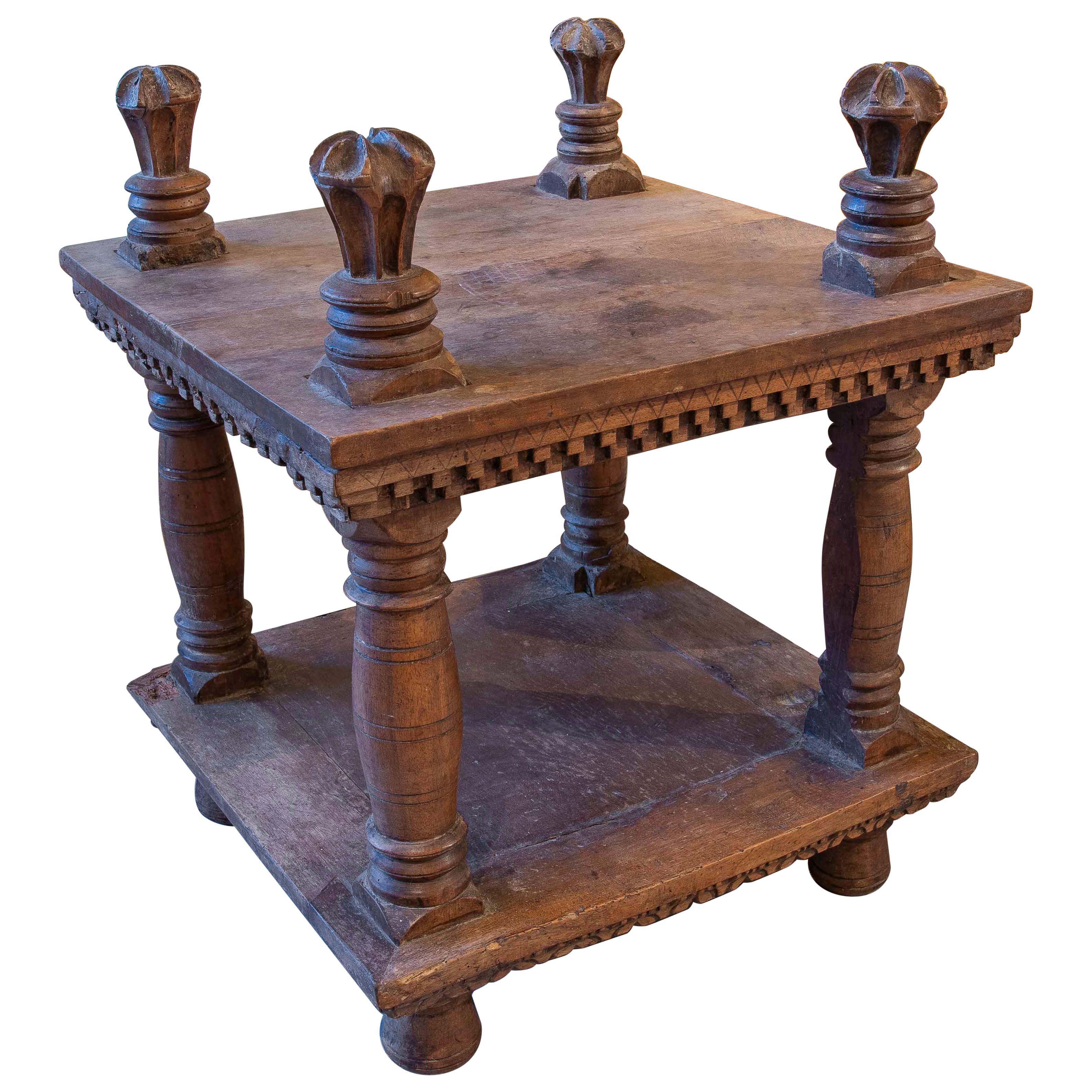 Table d'appoint à deux hauteurs en bois sculpté à la main des années 1950 en vente