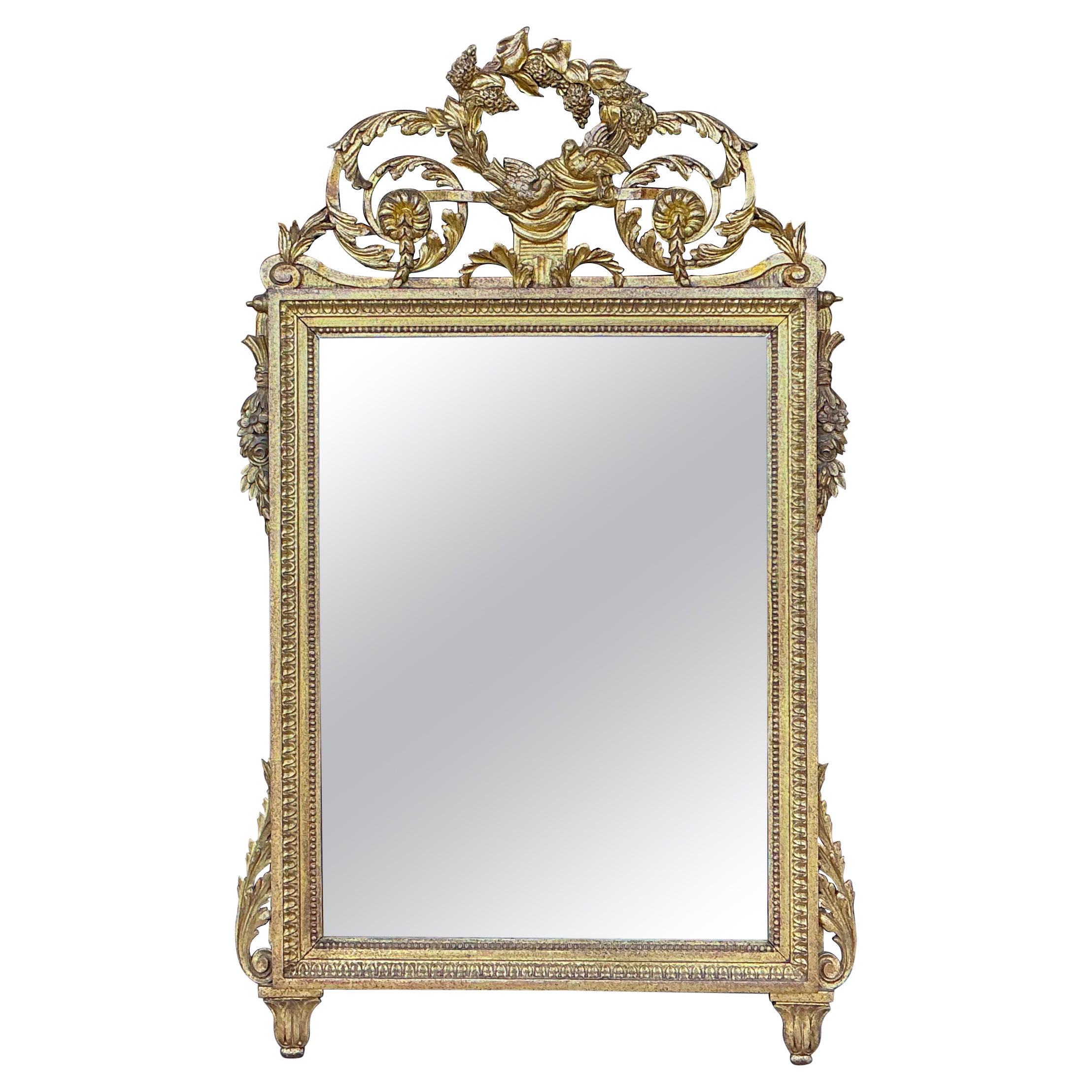 Adoro questo specchio perché è così insolito con la sua ghirlanda in legno dorato intagliato che si conclude con due colombe. Si tratta di uno specchio francese in legno dorato intagliato della fine del XIX secolo in ottime condizioni. Arriva giusto