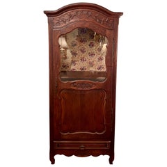 Antique French Cabinet "Bonnetiere" intagliato con vetro frontale, CIRCA 1895-1910.
