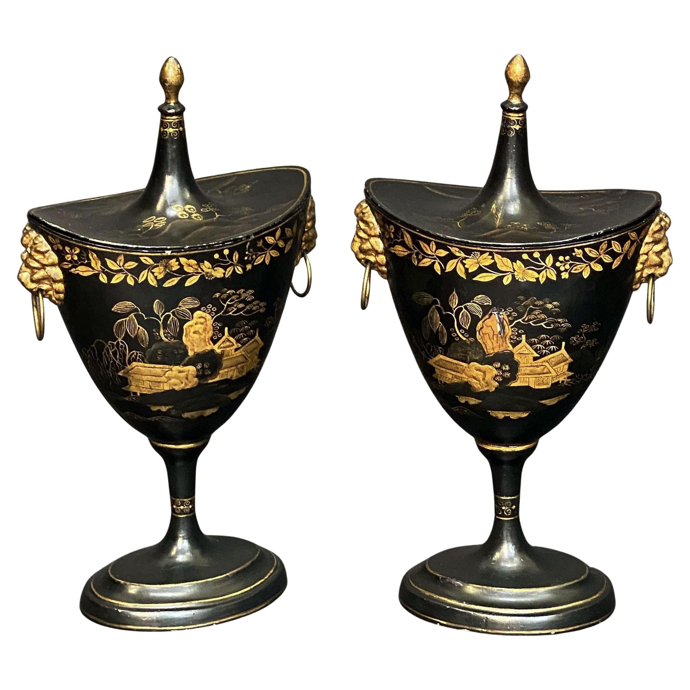 Paar aus dem frühen 19. Urnen aus Kastanienholz mit Chinoiserie-Dekoration aus Holland im Angebot