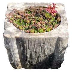 Urna antigua de mármol para jardín con forma de mortero