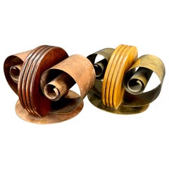 Coppia di reggilibri scultorei in metallo e legno in stile Art Déco francese