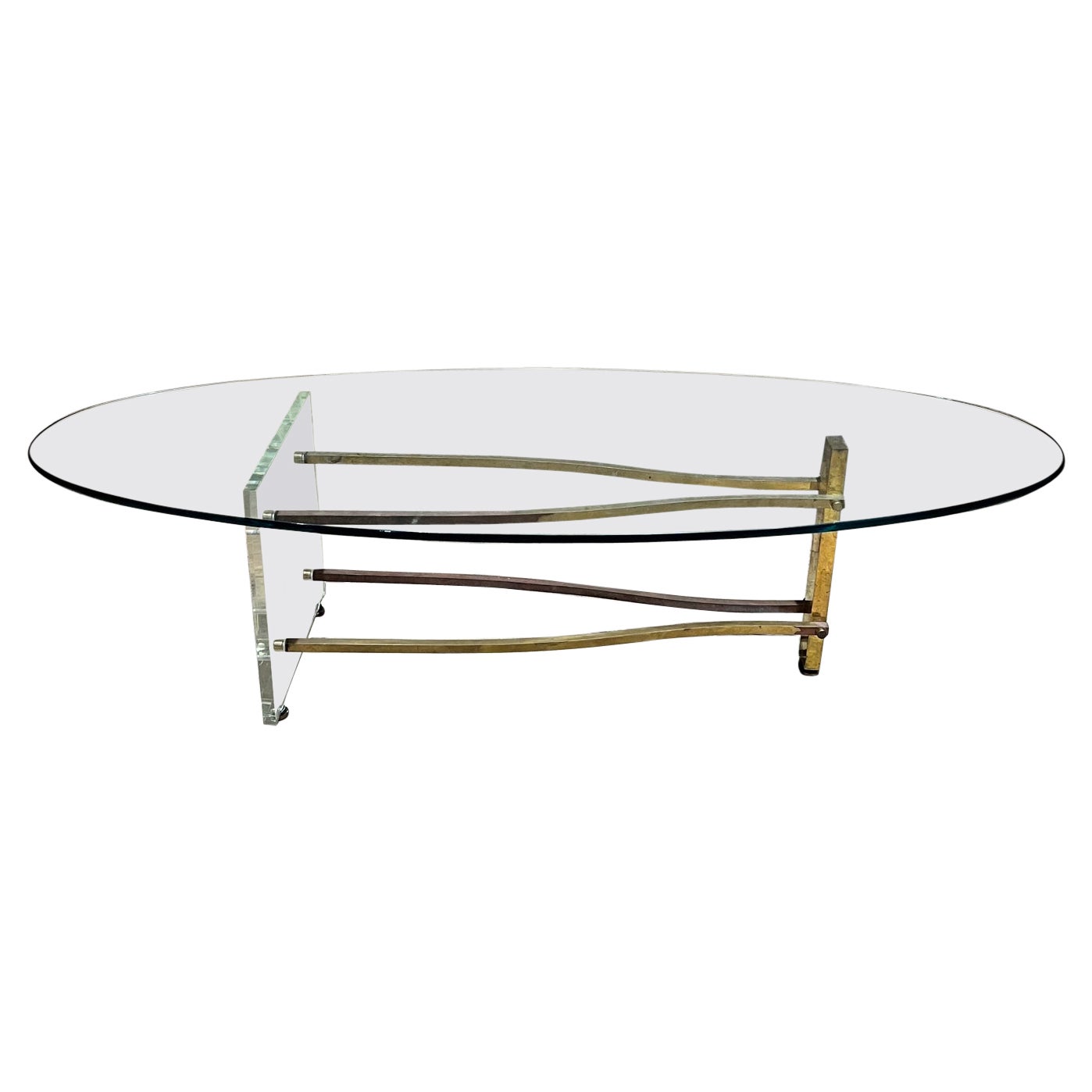 Table basse ovale des années 1960 en lucite et laiton d'après Charles Hollis Jones